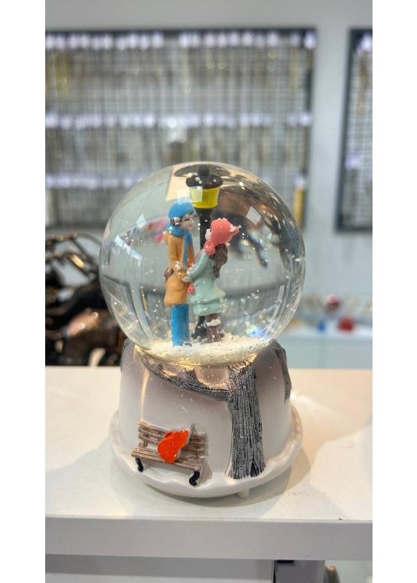 Romantik Kış Masalı: Sokak Lambası Altında Çiftler Orta Boy Kar Küresi